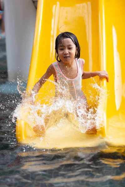 Asiático poco china chica jugando en agua parque — Foto de Stock