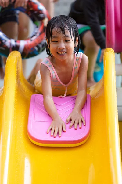 Asyalı Küçük Çinli Kız su parkında oynuyor — Stok fotoğraf