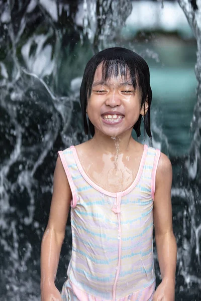 Asijská malá Čínská dívka hrající na vodní park — Stock fotografie