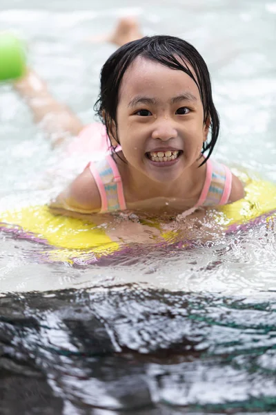 Asiático pouco chinês menina jogar no parque aquático — Fotografia de Stock