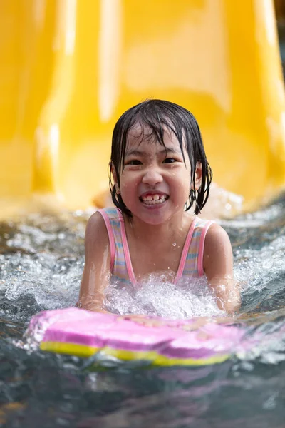 Asiatique petite chinoise fille jouer à l'eau parc Image En Vente