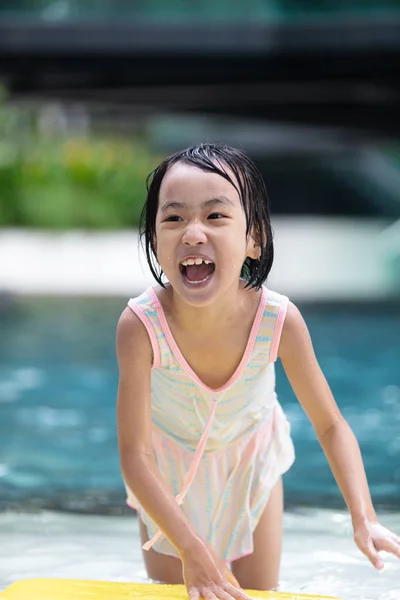 Asiático pouco chinês menina jogar no parque aquático — Fotografia de Stock