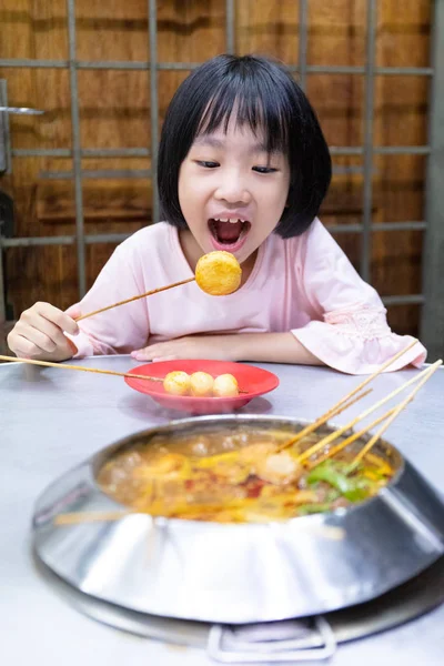 Ásia pouco chinês menina comer Quente pote no um restaurante — Fotografia de Stock