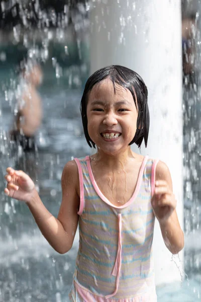 Asiático pouco chinês menina jogar no parque aquático — Fotografia de Stock