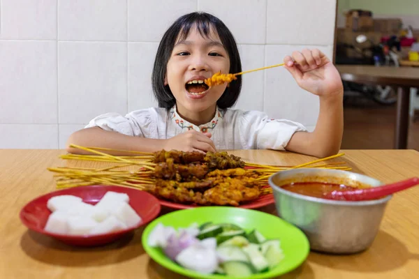 Asiatique petite chinoise fille manger satay — Photo