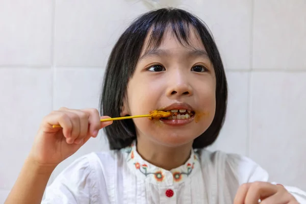 Asiatique petite chinoise fille manger satay — Photo