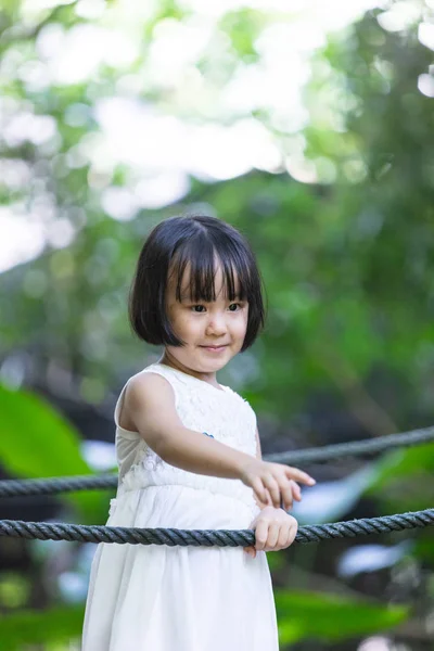 Asiatique petite fille chinoise debout sur un pont — Photo