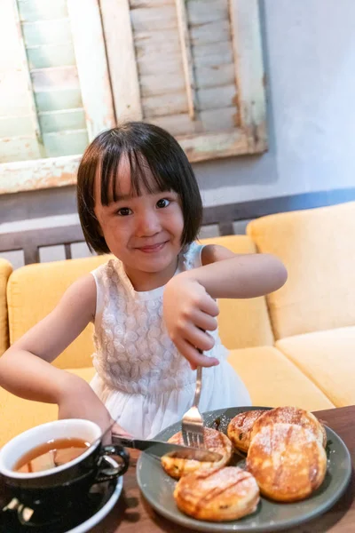 Asiático pouco chinês menina comer panqueca — Fotografia de Stock