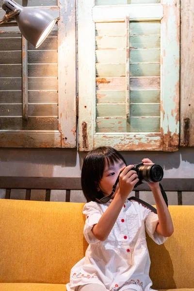 Asiático pouco chinês menina jogar câmera — Fotografia de Stock