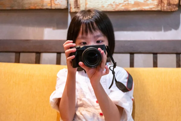 亚洲小女孩玩相机 — 图库照片