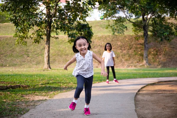 Asiática poco china hermanas corriendo feliz —  Fotos de Stock