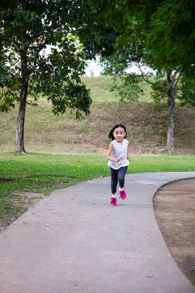 Asiático poco china chica corriendo feliz —  Fotos de Stock