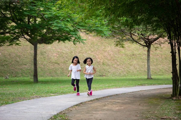 Asiática poco china hermanas corriendo feliz —  Fotos de Stock