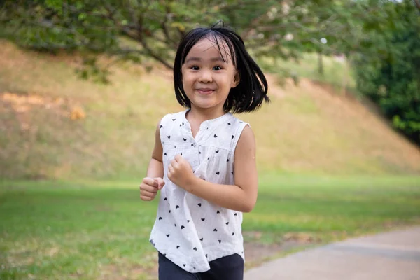 Asyalı Küçük Çinli Kız mutlu çalışıyor — Stok fotoğraf