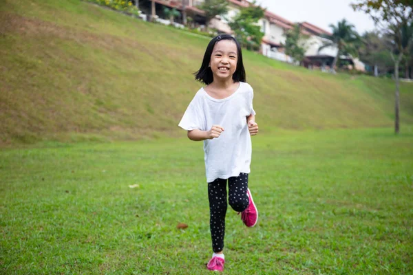 Asyalı Küçük Çinli Kız mutlu çalışıyor — Stok fotoğraf