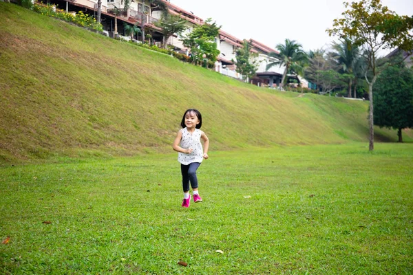 Asiático pouco chinês menina correndo feliz — Fotografia de Stock