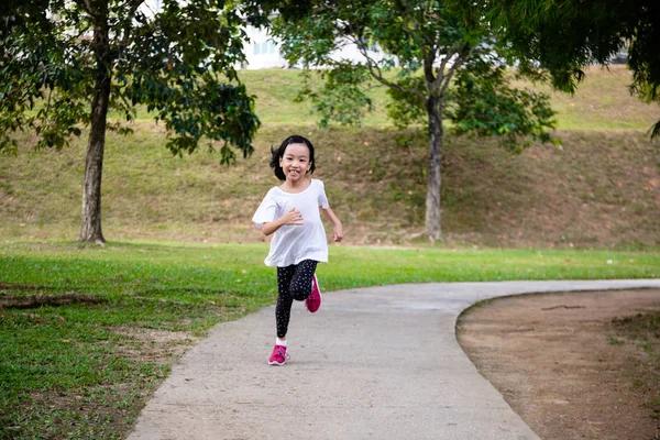 Asiatische kleine chinesische Mädchen läuft glücklich Stockbild