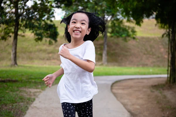 Asiatisk liten Kinesisk tjej som springer glatt Stockbild