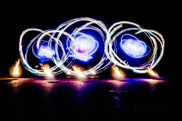 Feuerwerk Vor Dunklem Himmel Und Gewitter — Stockfoto