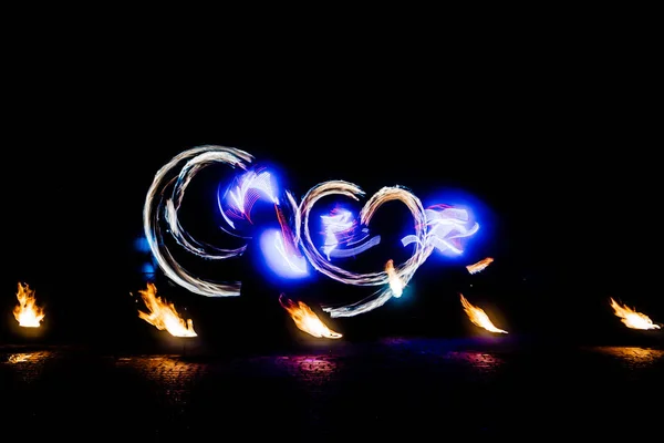 Vurige Stukken Van Een Vuurshow Tegen Een Donkere Lucht Onweer — Stockfoto