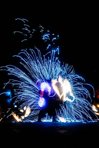 Vurige Stukken Van Een Vuurshow Tegen Een Donkere Lucht Onweer — Stockfoto