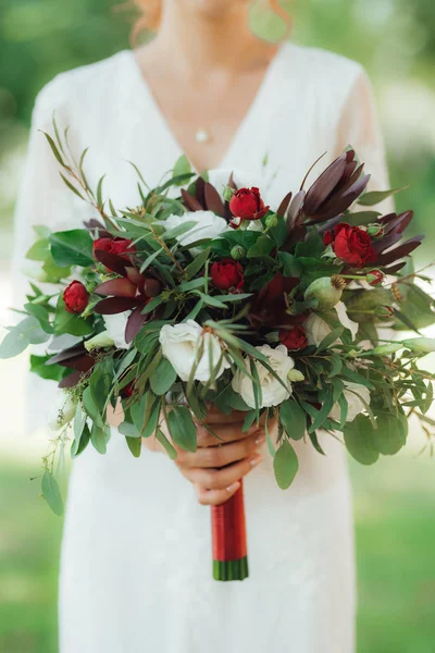 Wedding Bouquet Red Flowers Greenery Hands Bride — Stock Photo, Image