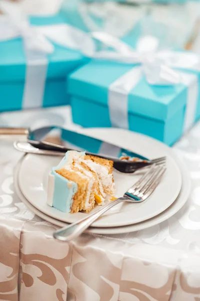 ステンド グラス風の青緑色のケーキとウェディング ケーキ — ストック写真