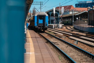 demiryolu parça Gdansk Polonya için gelen bir tren ile Ana İstasyonu