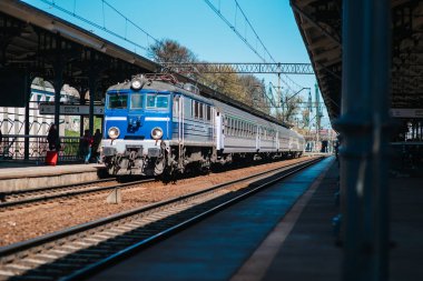 demiryolu parça Gdansk Polonya için gelen bir tren ile Ana İstasyonu