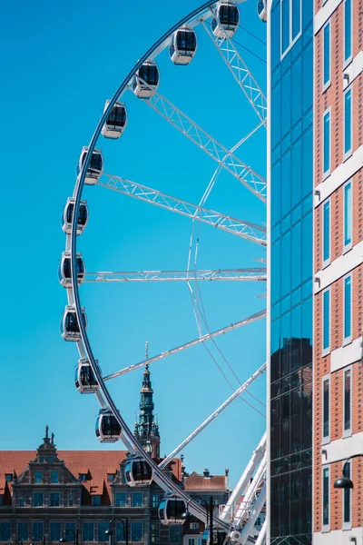 Dönme dolap Gdansk Polonya tarihi kısmında mavi gökyüzü