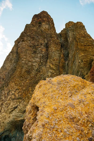 崖とクリミア半島の岬 Fiolent の山々 — ストック写真