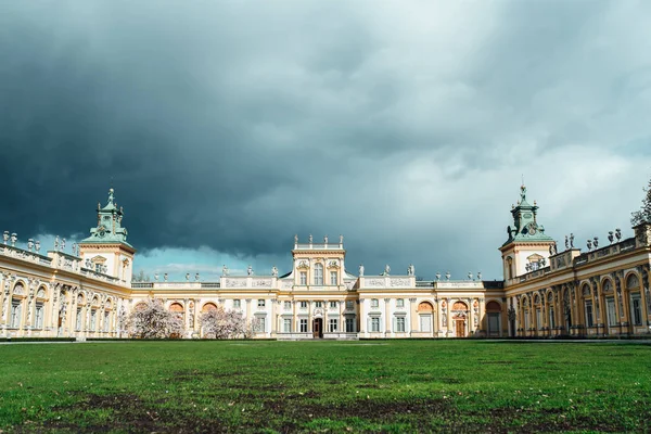 老古色古香的宫殿在华沙 Wilanow 与公园建筑学 — 图库照片