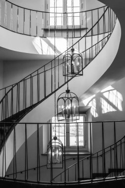 yukarı doğru bir parlayan pencere arka planı eski antika sarmal merdiven
