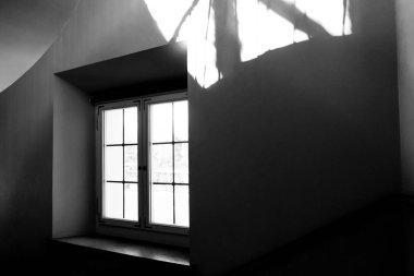 avluya bir sarmal merdiven üzerinde geniş pencere pervazına ile bir konak penceresi