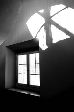 avluya bir sarmal merdiven üzerinde geniş pencere pervazına ile bir konak penceresi