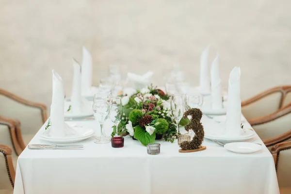 Salón de banquetes para bodas con elementos decorativos — Foto de Stock