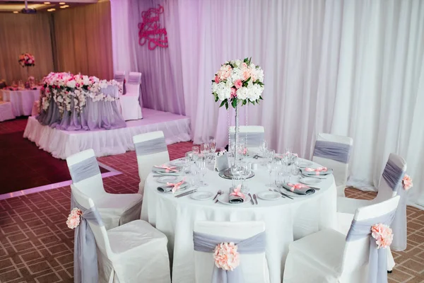 장식 요소와 결혼식을 위한 연회 홀 — 스톡 사진