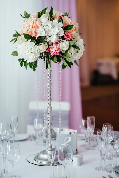 Bankettsaal für Hochzeiten mit dekorativen Elementen — Stockfoto