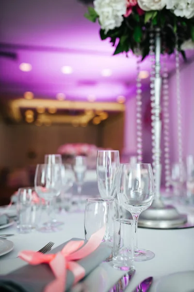 Salón de banquetes para bodas con elementos decorativos — Foto de Stock