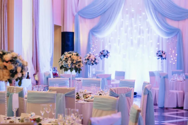 Salón de banquetes para bodas con elementos decorativos —  Fotos de Stock