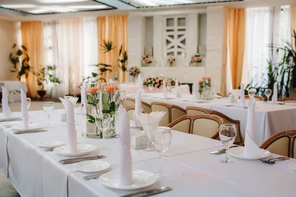 Salón de banquetes para bodas con elementos decorativos — Foto de Stock