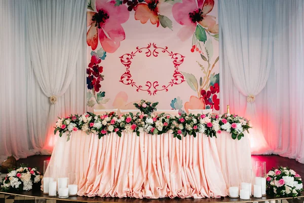 Salón de banquetes para bodas con elementos decorativos — Foto de Stock