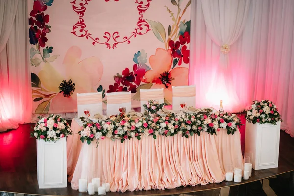 Salle de banquet pour mariages avec éléments décoratifs — Photo