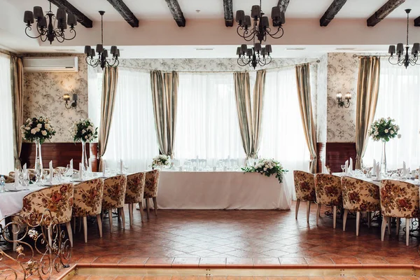 Salão de banquetes para casamentos com elementos decorativos — Fotografia de Stock