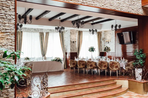 Sala banchetti per matrimoni con elementi decorativi — Foto Stock