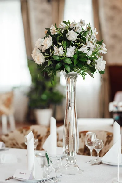 Salón de banquetes para bodas con elementos decorativos — Foto de Stock