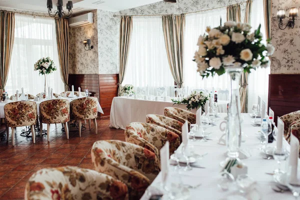 Salão de banquetes para casamentos com elementos decorativos — Fotografia de Stock