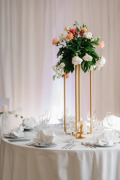 Salón de banquetes para bodas con elementos decorativos —  Fotos de Stock