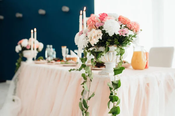 Банкетний зал для весілля з декоративними елементами — стокове фото