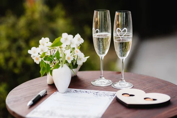 Bröllop glasögon för vin och champagne — Stockfoto